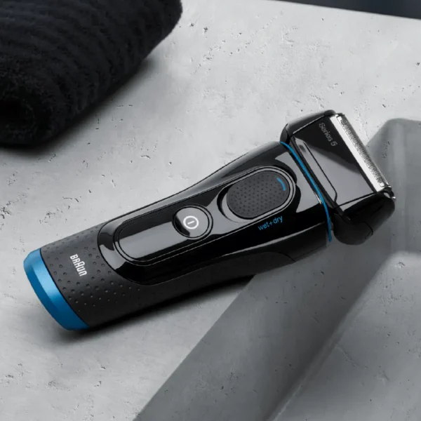 Braun Series 5 5040s shaver with Wet&Dry functionality